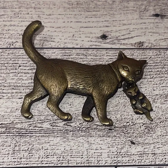 Signed Brass Tone JJ Cat with dangle Kitty brooch pin - Picture 1 of 6